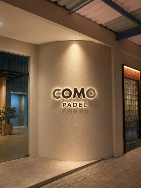 COMO Padel sign at the entrance