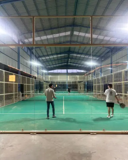 Players rallying on a COMO court
